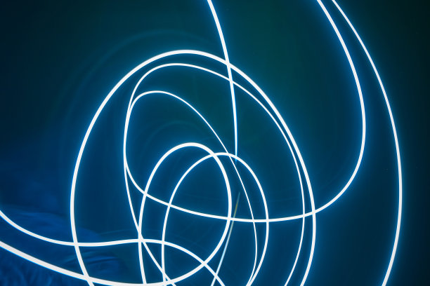 蓝色和白色抽象波浪:三维渲染分形。圆圆柱形光线在蓝色背景的夜空与星星图片下载