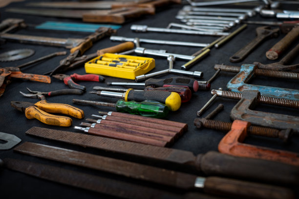照片俯视图一个巨大的集合工作的手和电动工具，许多为木制在孤立的黑色背景，工具集与内部，DIY工具，套件平风格，库存五金图片下载