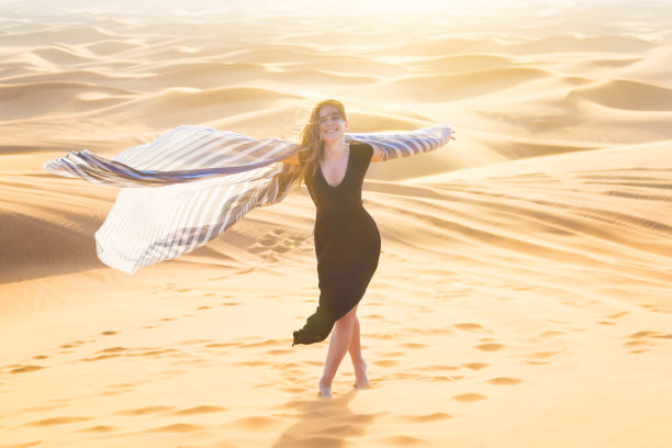 穿着黑色长裙的女孩走在沙漠中图片下载