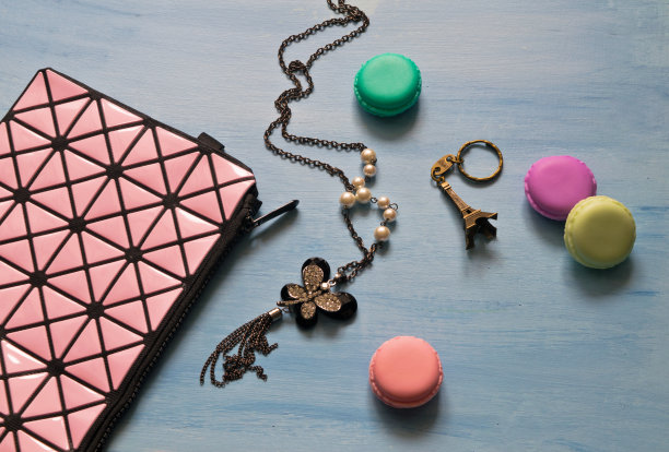 化妆包，装饰，钥匙链和杏仁饼干在蓝色的背景图片下载