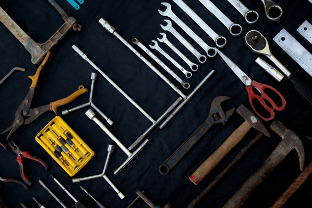 照片俯视图一个巨大的集合工作的手和电动工具，许多为木制在孤立的黑色背景，工具集与内部，DIY工具，套件平风格，库存五金图片下载