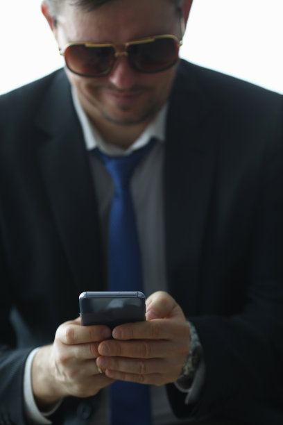 男拿着手机图片下载