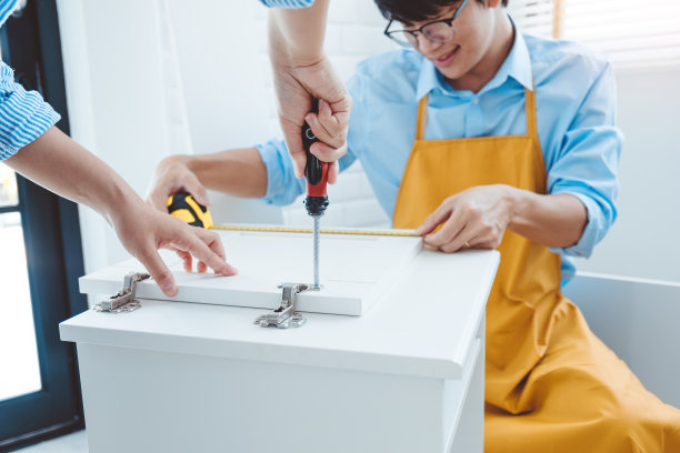 快乐亚洲夫妇家装组装测量家具搬入新房装修理念图片下载