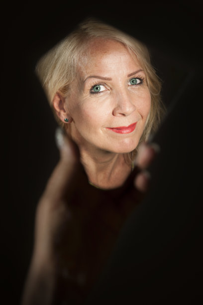 手里拿着一个金发女人的脸图片下载