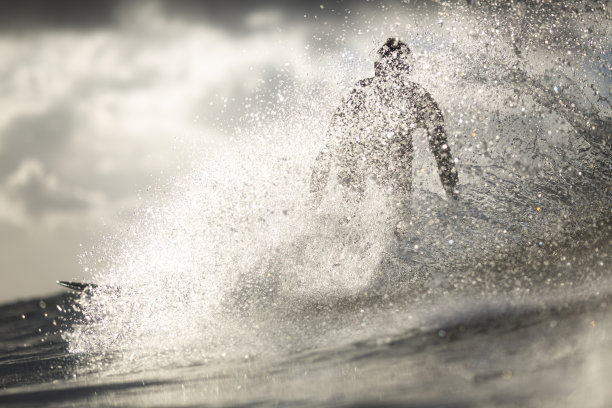 冲浪者在波浪上冲浪者图片下载