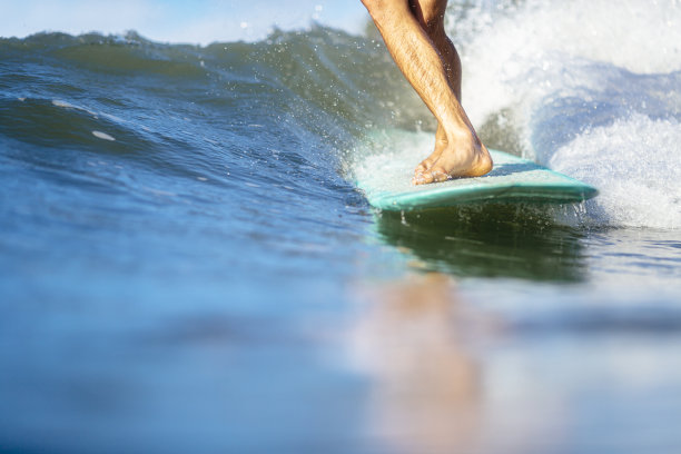 一个男人在冲浪图片下载