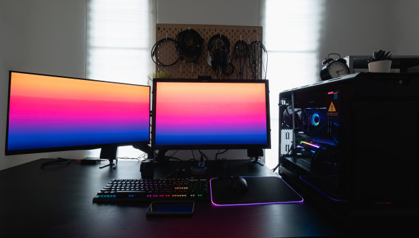 玩家工作空间概念，俯视图游戏设备，鼠标，键盘，操纵杆，耳机，移动操纵杆，在耳机和鼠标垫的黑色桌面背景。图片下载