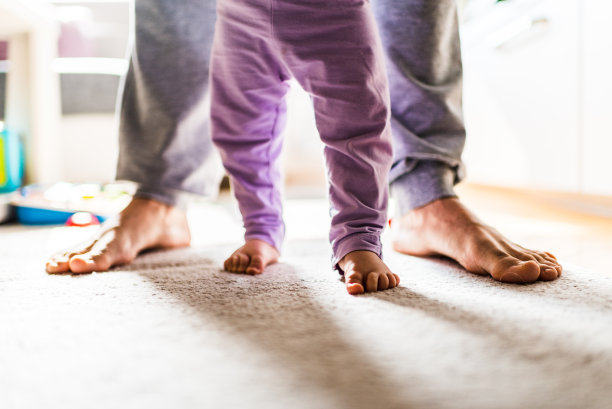 在爸爸的帮助下，宝宝迈出了第一步图片下载