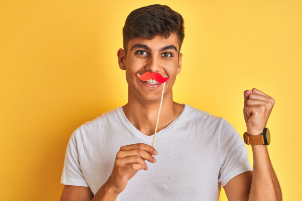 为胜利欢呼的年轻印度男子图片下载