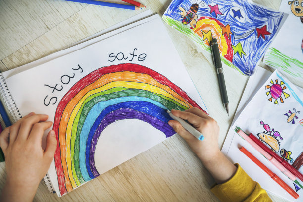 快乐的孩子在家画画。Covid-19危机图片下载