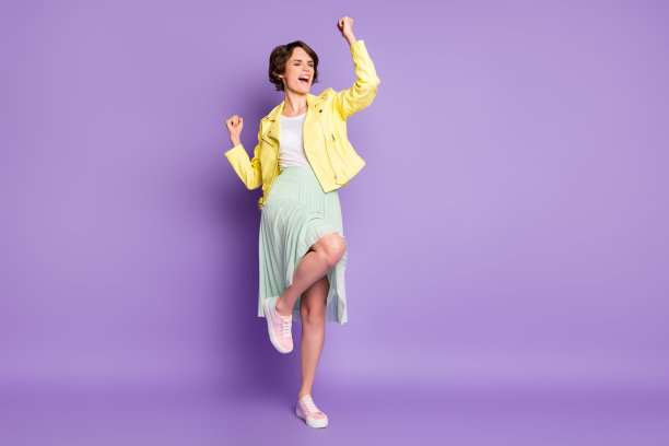 快乐快乐时髦的女孩中彩票的全尺寸照片举起拳头尖叫耶穿好看的衣服鞋子孤立在明亮的颜色背景图片下载