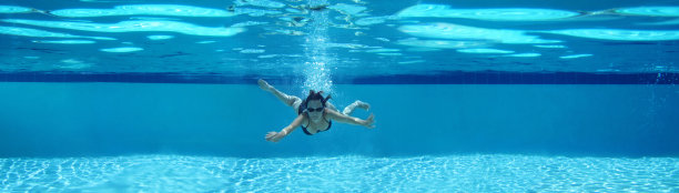 夏季水下游泳的乐趣图片下载