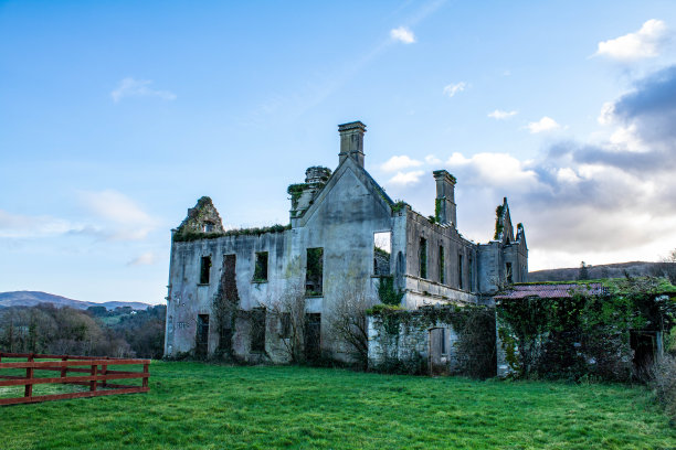 农场和废弃的城堡塔在肯梅尔县凯利爱尔兰图片下载