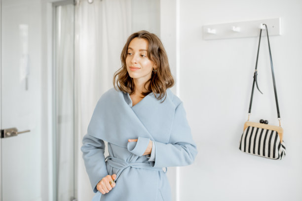 公寓走廊上穿着外套的女人图片下载