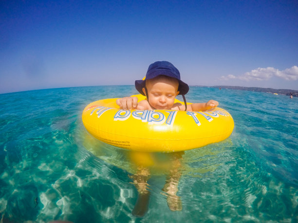 小男孩在海里游泳和玩耍图片下载