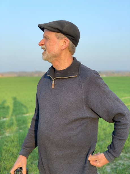 人类正在观看超级月亮图片下载