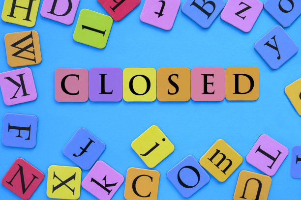 这个词以彩色的文字和背景结束图片下载