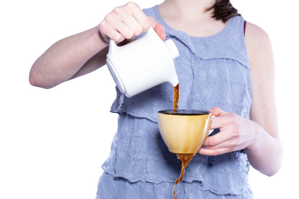 年轻的女孩倒咖啡，倒咖啡，却看不见图片下载