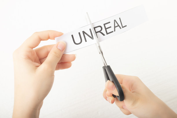 自信的概念。女人们用剪刀把“幻”字剪了下来图片下载