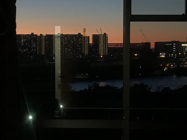 从内部欣赏日落时的城市生活景观。图片下载