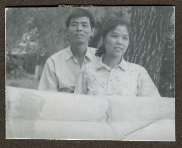 70年代中国青年夫妇单色老照片图片下载