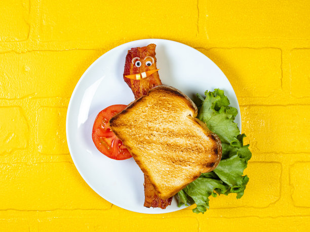 BLT卡通片，盘子上有一双大眼睛图片下载