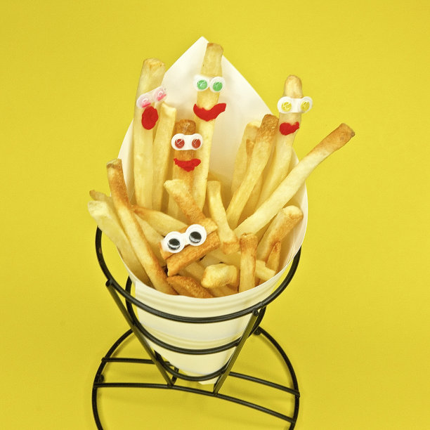 黄色背景的滑稽薯条，在现代邮袋图片下载