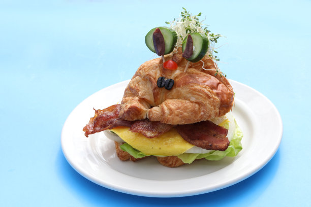 甜脸牛角面包配生菜、培根、鸡蛋和番茄图片下载