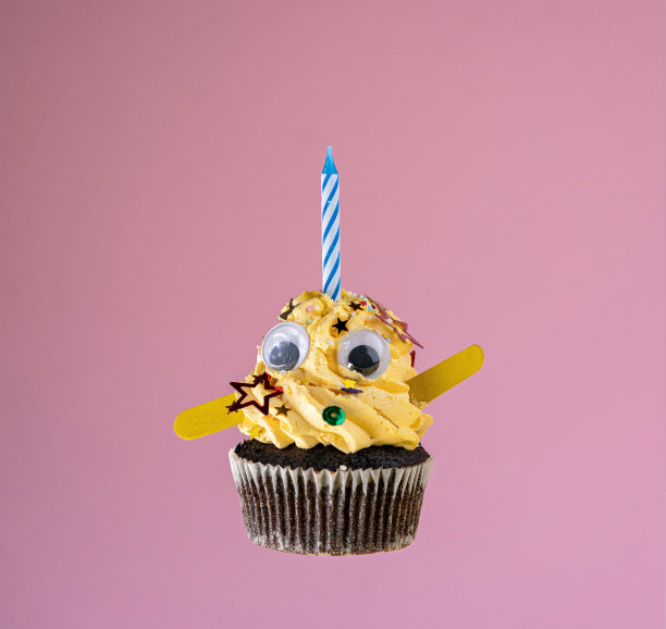 可爱的带生日蜡烛的巧克力纸杯蛋糕图片下载