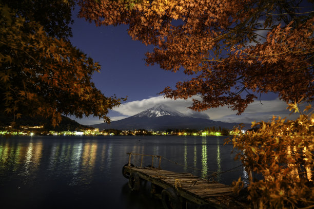富士山的空中天际线景观，美丽的秋叶。日本的标志性山峰。富士山傍晚日落景观，川口町，山梨，日本。图片下载