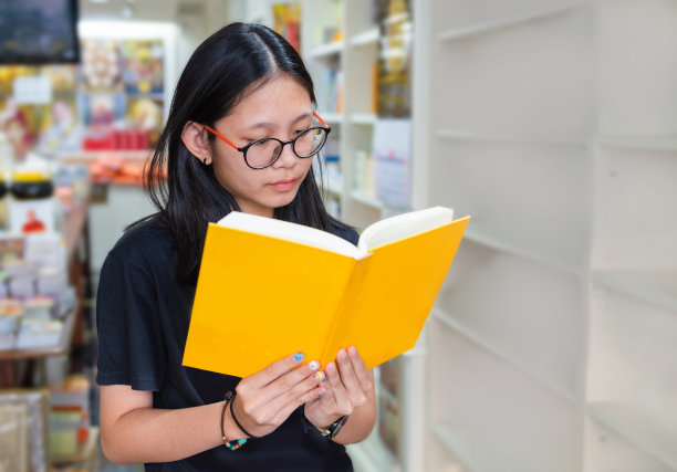 初中女生在家做家庭作业图片下载
