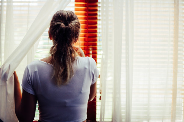 妇女独自在家保护冠状病毒。素材图片