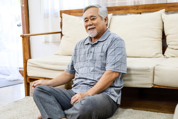 肖像幸福老人独自在家微笑肖像。图片下载