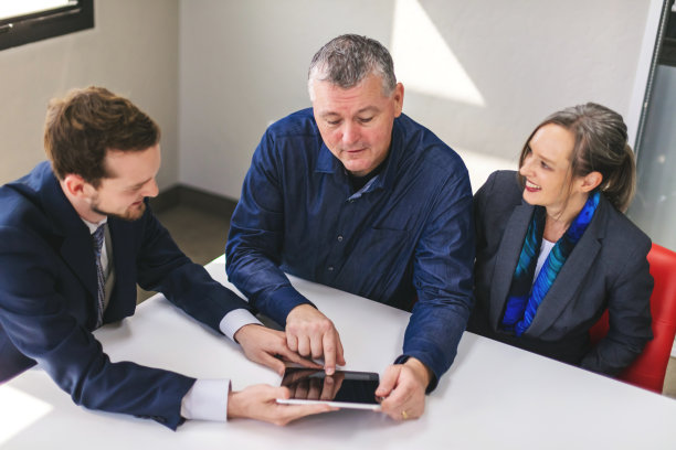 成熟的成年夫妻客户与年轻的千禧男性商人图片下载