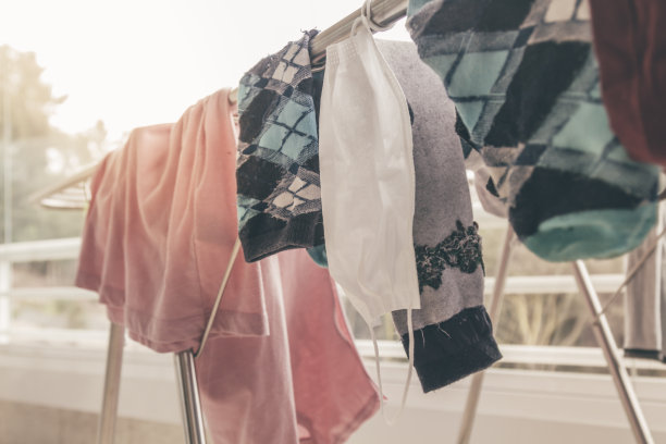 新清洗的自缝面罩，以防止病毒、细菌和Covid-19冠状病毒。图片下载