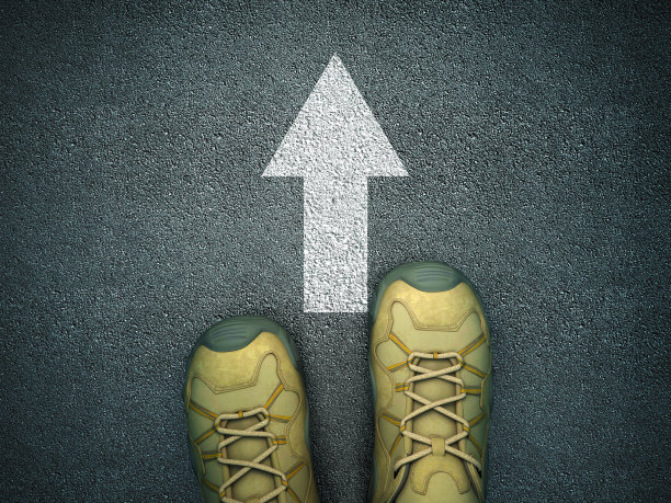 脚在柏油路与箭头- 3D渲染图片下载