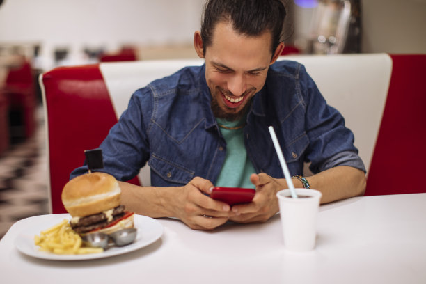 他最喜欢的双层汉堡图片下载