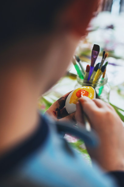 男孩画复活节彩蛋图片下载