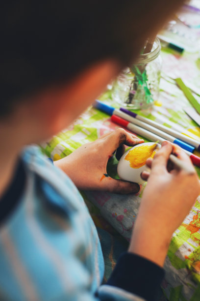 男孩画复活节彩蛋图片下载
