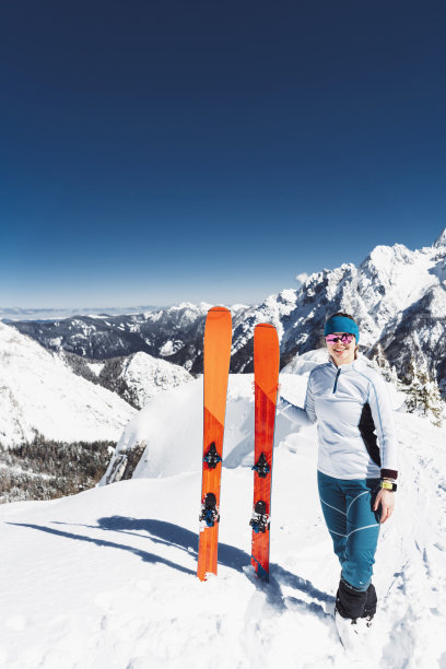 垂直照片的女人站在她的天空在山顶图片下载