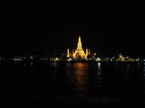 晚上美丽的阿仑寺图片下载