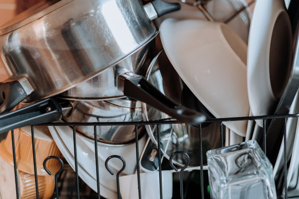 在滤水器中清洗的餐具图片下载