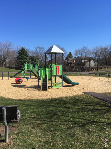 2019冠状病毒肺炎疫情封锁期间，阳光明媚的春日，空旷的操场图片下载