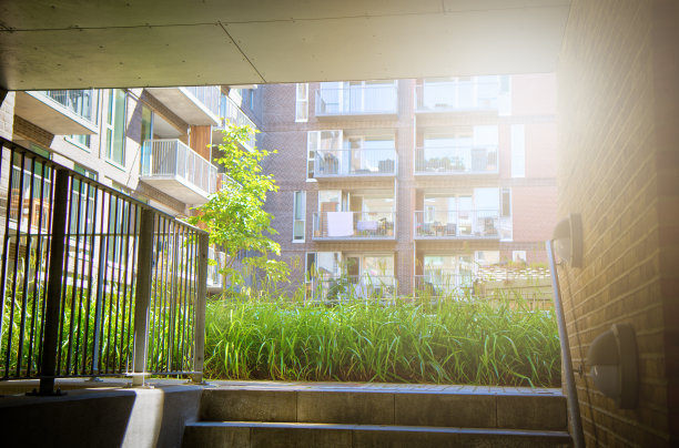 哥本哈根城市景观:海边的现代建筑图片下载