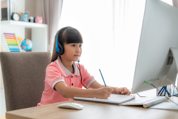 亚洲女学生视频会议电子学习与教师在家里的客厅电脑。家庭教育和远程教育、在线教育和互联网保护免受COVID-19病毒的感染。图片下载