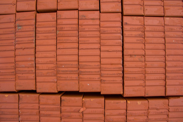 一堆红色粘土砖。建筑砖素材图片