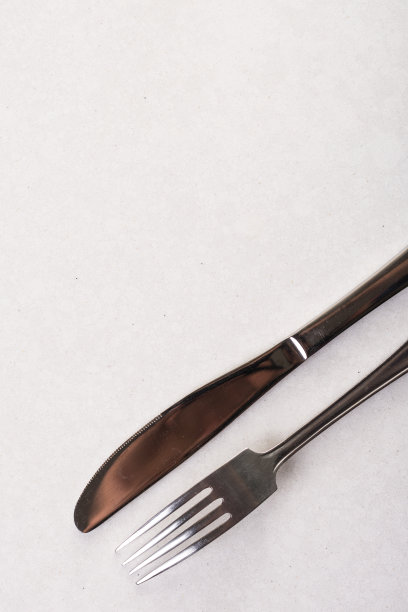 银器金属叉子和刀在白色大理石背景与拷贝空间文案图片下载