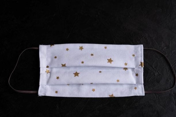 白色医用口罩，黑色背景上有小星星。图片下载