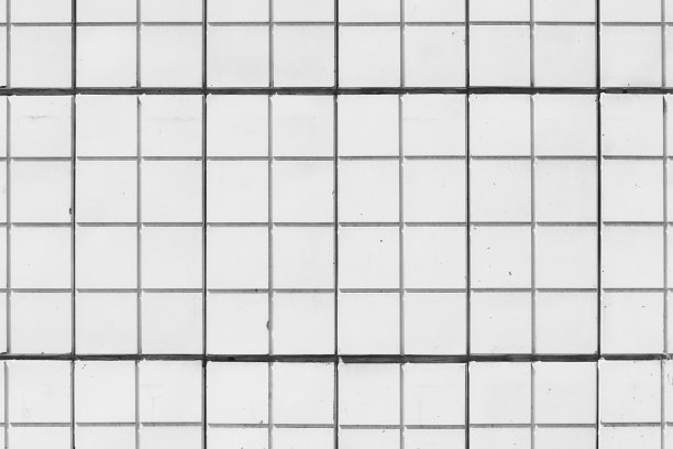 极简主义背景的白色瓷砖建筑墙。房子侧面的方形瓷砖特写。白色不完美的旧建筑的背景墙。理想的瓦房一面。立面表面有纹理。图片下载