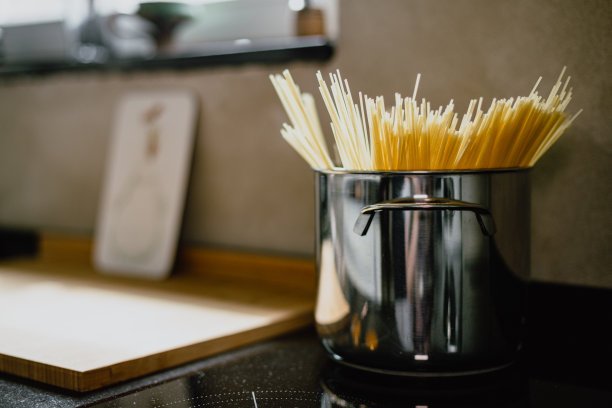 意大利面在炉灶上的平底锅里图片下载